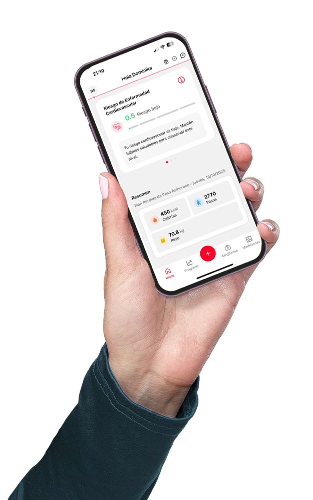 Persona usando la app gSense+ en su celular: su riesgo cardiovascular y resumen del día