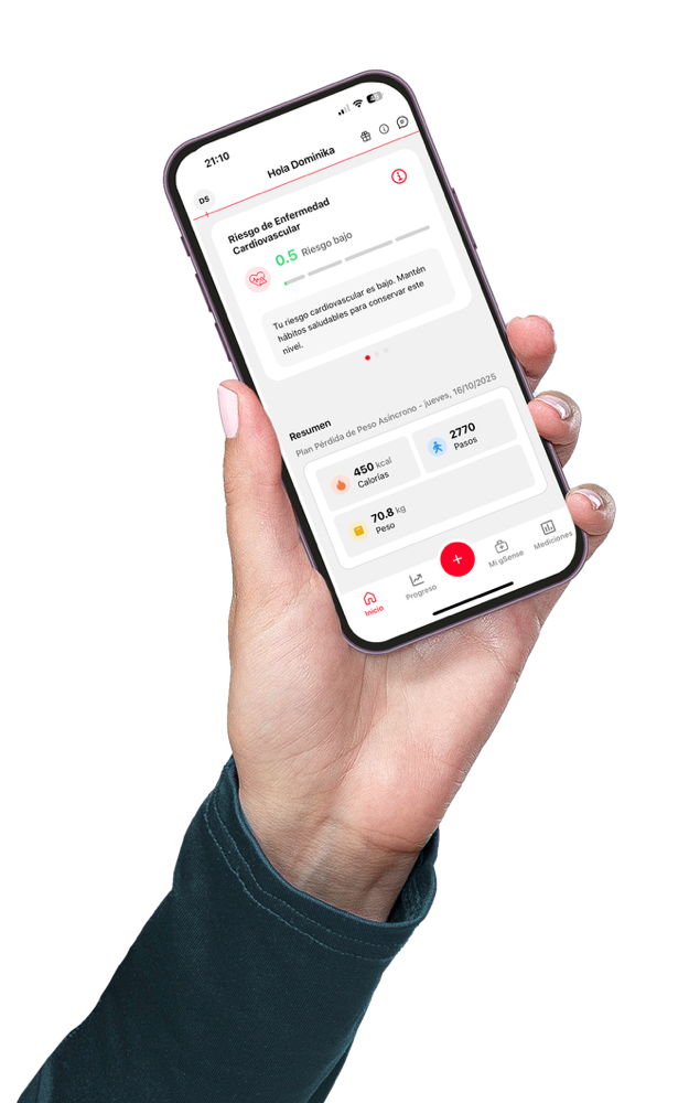 Persona usando la app gSense+ en su celular: su riesgo cardiovascular y resumen del día